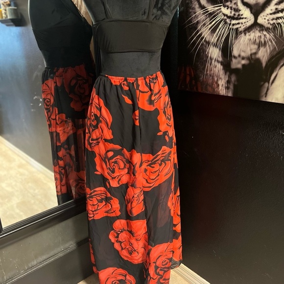 ❤️🖤NWOT-SEXY BLACK WITH RED ROSES DRESS WITH OPEN SIDES SZ M ❤️🖤 - Picture 5 of 9
